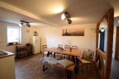 Ferienwohnung - Esstisch und Küche